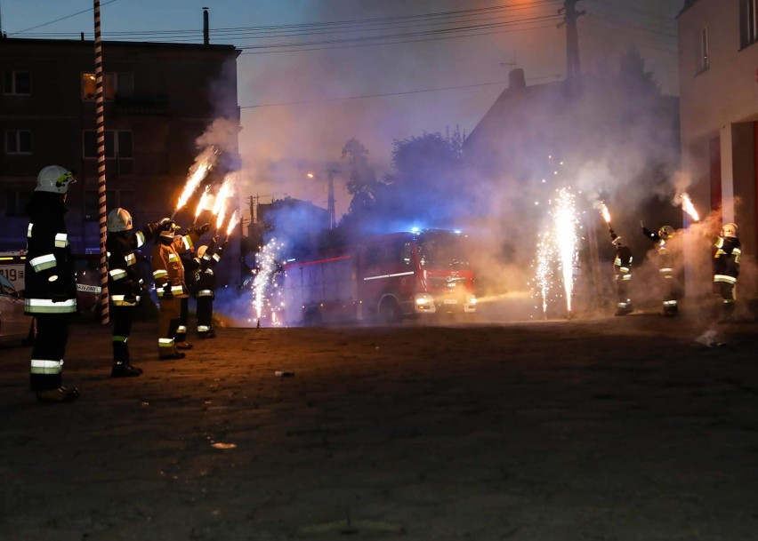 Strażacy ochotnicy z Brzezin przywitali nowy samochód ratowniczo-gaśniczy