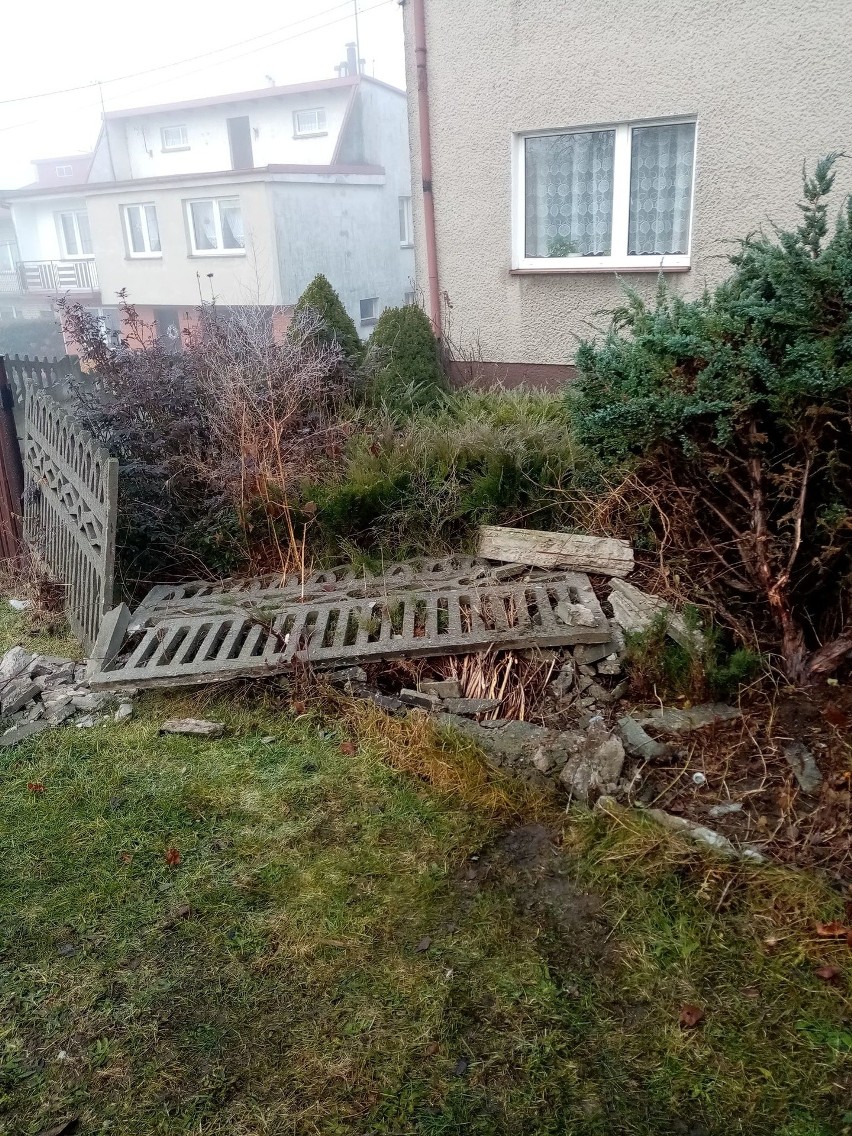 Samochód wjechał w betonowe ogrodzenie w Twardowicach 31...