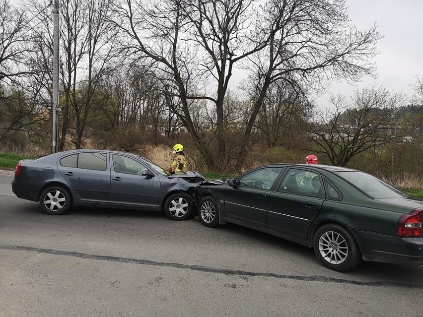 Ruda. Zderzenie dwóch osobówek. Jedna osoba poszkodowana trafiła do szpitala [ZDJĘCIA]