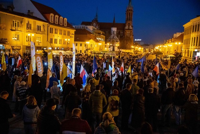 "ZostajeMY w UE" - manifestacja na Rynku Kościuszki w Białymstoku (10.10.2021 r.).