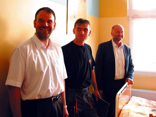 Na otwarcie nowej izolatki przyszli (od lewej): dyrektor szpitala Jerzy Kułakowski, Jerzy Woronowicz, główny wykonawca i Krzysztof Szczebiot, prezes stowarzyszenia Kładka i zastępca burmistrza Sokółki