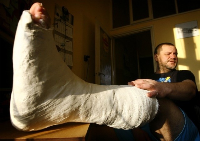 Marcin Kalita z Rzeszowa złamał nogę pod swoją klatką schodową.