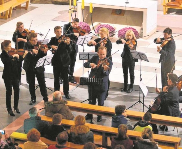 Polish Art Philharmony podczas koncertu w kościele