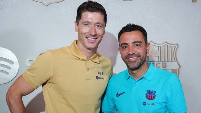 Robert Lewandowski i trener Xavi Hernandez