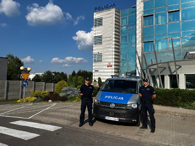 Policjanci z Olkusza eskortowali samochód z chorą 80-latką do szpitala