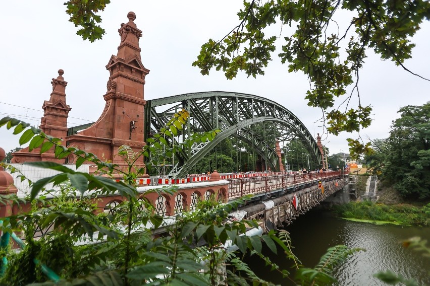 Most Zwierzyniecki w nowym kolorze - "pruskiej zieleni".