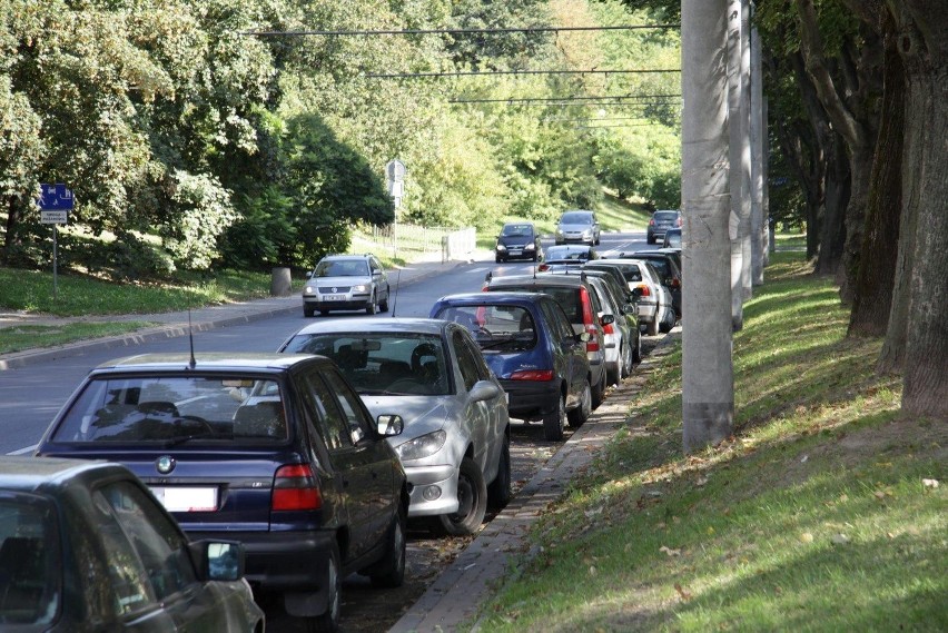 Parking wzdłuż ul. Wileńskiej. Radny ma pomysł jak usprawnić...