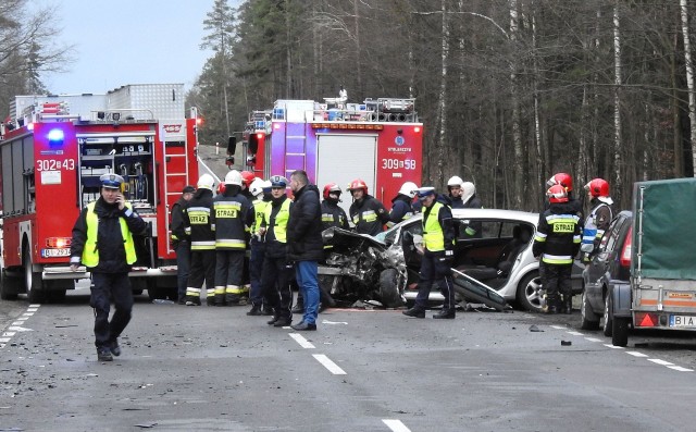 Śmiertelny wypadek na DK19. Na trasie Czarna Białostocka - Horodnianka zderzyły się dwa pojazdy. Jedna osoba nie żyje