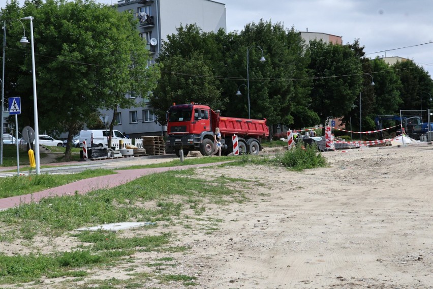Przy ulicy Białego Zagłębia w Nowinach powstają nowe miejsca parkingowe. Zobaczcie na zdjęciach jak idą prace