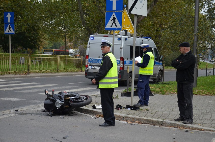 Wrocław: Wypadek na Wiśniowej. Lanos wjechał w motocyklistę (ZDJĘCIA)