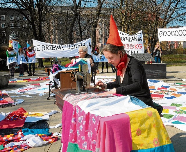 Uczestnicy happening szyli ubrania dla drzew zagrożonych wycinką