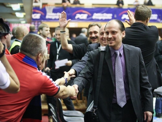 Ostatnia wygrana z 2011 roku. Na pierwszym planie Marius Linartas, wtedy asystent  Dainiusa Adomaitisa, przyjmuje gratulacje od fanów Czarnych przybyłych do Zgorzelca.