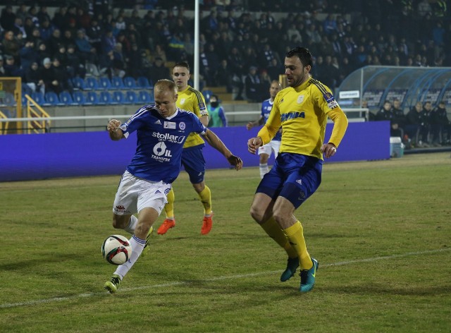 Kamil Zapolnik (z piłką) i jego koledzy z Wigier boleśnie przekonali się, ile dzieli I ligę od ekstraklasy, przegrywając u siebie z Arką Gdynia 0:3