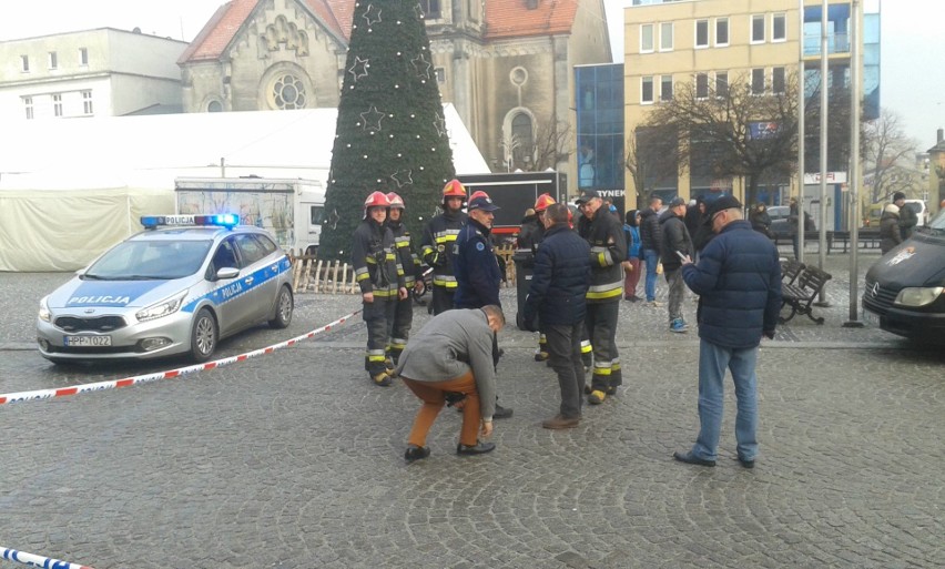 Alarm bombowy na rynku w Tarnowskich Górach. Na miejscu interweniowali pirotechnicy