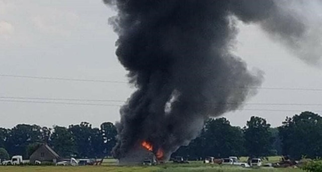 Pożar w gminie Ciasna. Czarny słup ognia nad wsią. Zadysponowano śmigłowiec LPR