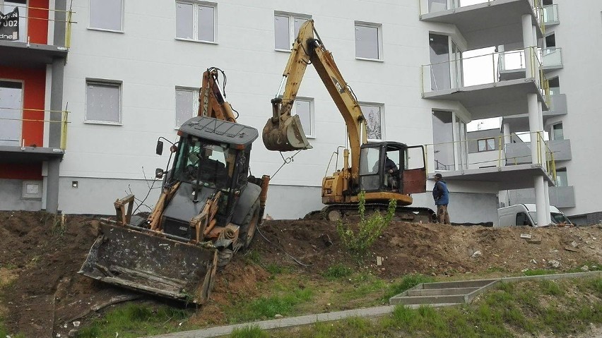 Znów "ale urwał" na ul. Kusocińskiego. Koparka spadła ze skarpy