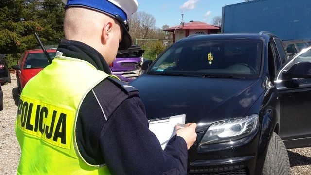 Policjanci zablokowali drogę złodziejom poruszającym się Audi Q7.