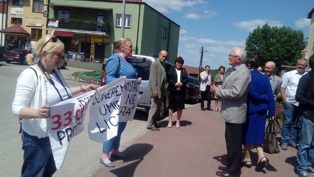 od lewej Ewa Polak i Irena Langoff podczas protestu przed Miejsko - Gminnym Ośrodkiem Kultury w Koprzywnicy