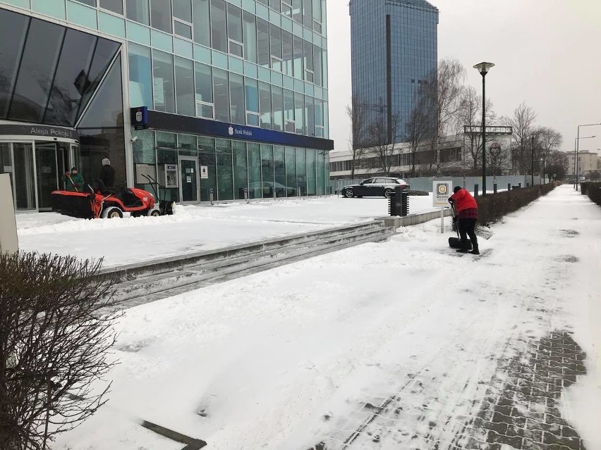 Kraków. Śnieżna zima ponownie zaatakowała miasto. Trwa wielkie odśnieżanie i sypanie soli i piasku [ZDJĘCIA]