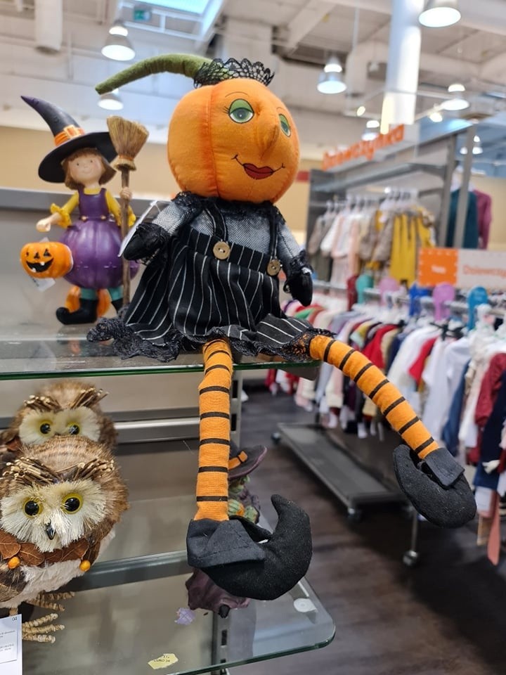 Na półkach sklepowych pojawiły się akcesoria na Halloween...