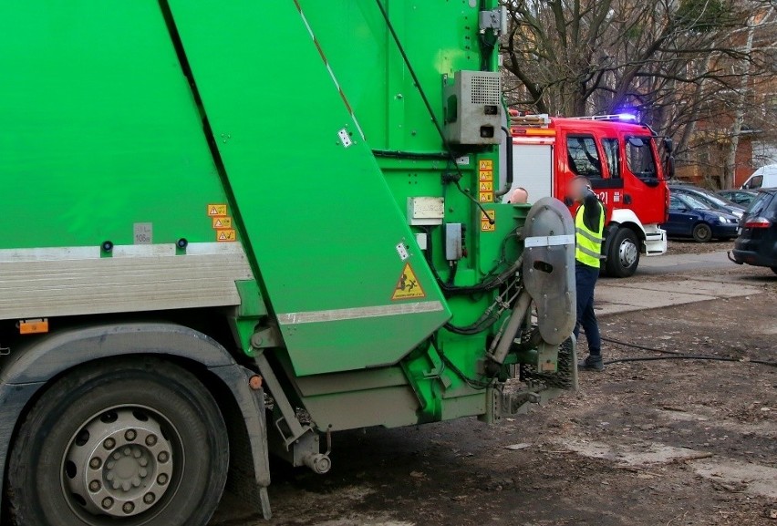 Pożar śmieciarki we Wrocławiu. Trzy zastępy straży w akcji [ZDJĘCIA]