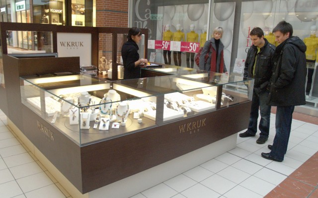 Do istniejących wcześniej w koszalińskim "Forum" sklepów największych polskich jubilerów takich jak "Yes" i "Apart" ostatnio dołączył "Kruk".