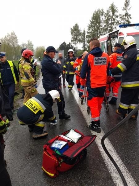 Łososina Dolna. Groźny wypadek. Samochód dachował na drodze krajowej nr 75