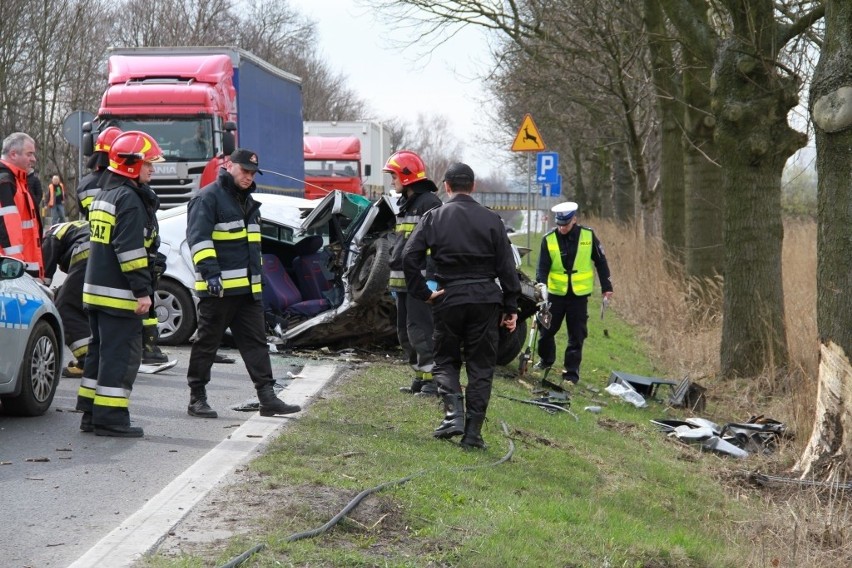 Wypadek w Gliwicach na DK 78 w stronę Knurowa. Dwie osoby ranne. Samochód wjechał w drzewo