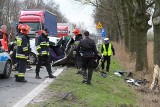Wypadek w Gliwicach na DK 78 w stronę Knurowa. Dwie osoby ranne. Samochód wjechał w drzewo