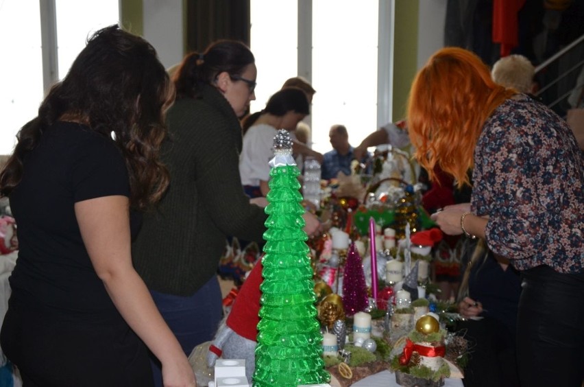 W Pionkach odbył się bożonarodzeniowy kiermasz. Uczestnicy pomagali w Strefie Dobroczynności Krzysiowi i Franiowi