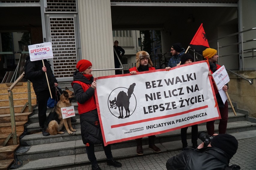 Protest poszkodowanych portierów i portierek przed sądem w...