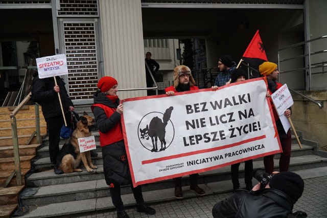 Protest poszkodowanych portierów i portierek przed sądem w Poznaniu.