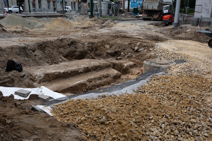Kraków. Odkryto kolejny fragment mostu podczas przebudowy ul. Krakowskiej. Inwestycja znów się wydłuży? [ZDJĘCIA]