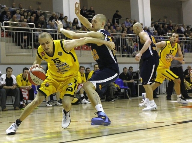 W Sokole grało lub nadal grają koszykarze mający na koncie mecze w PLK, m. in. widoczny na zdjęciu Maciej Klima (w barwach Stali SW).