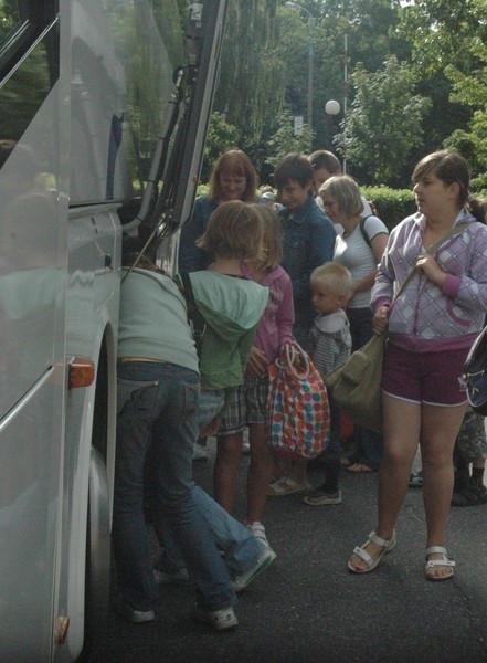 Dzisiaj dzieci na kolonię do Poronina wyruszyły sprawnym autobusem, sprawdzonym przez policjantów z drogówki