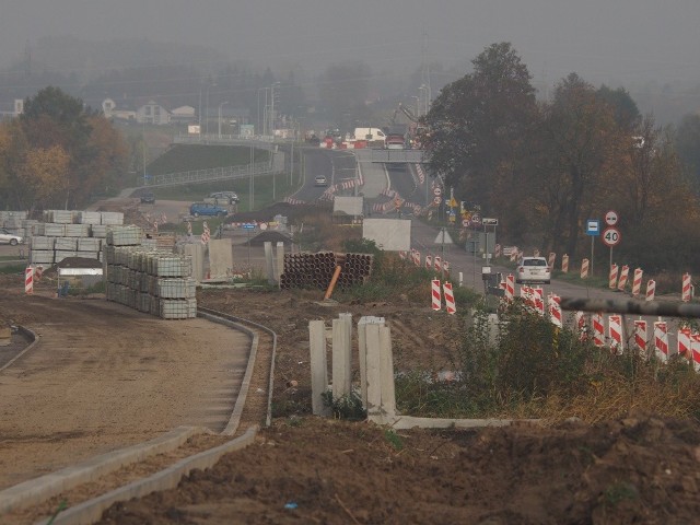 W Koszalinie trwa przebudowa 1,5-kilometrowego fragmentu ul. Władysława IV - od ronda gen. Maczka do węzła drogi S-6 „Koszalin-Wschód”. Wykonawcą jest Strabag; za 31,8 mln zł, z czego w 85% to dofinansowanie unijne. Finał inwestycji jest planowany w grudniu 2022.Zobacz także Podpisanie umowy dotyczącej ul. Władysława IV w Koszalinie