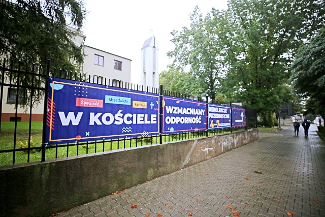 Nim corona cię nawiedzi, idź do spowiedzi - plakaty z takimi hasłami zawisły przed kościołem w KatowicachZobacz kolejne zdjęcia/plansze. Przesuwaj zdjęcia w prawo - naciśnij strzałkę lub przycisk NASTĘPNE