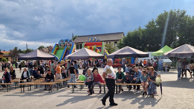 Tłumy mieszkańców pojawiły się na placu targowym w Sędziszowie by bawić się w festynie na pożegnanie wakacji. Zobaczcie jak się bawiono na następnych slajdach