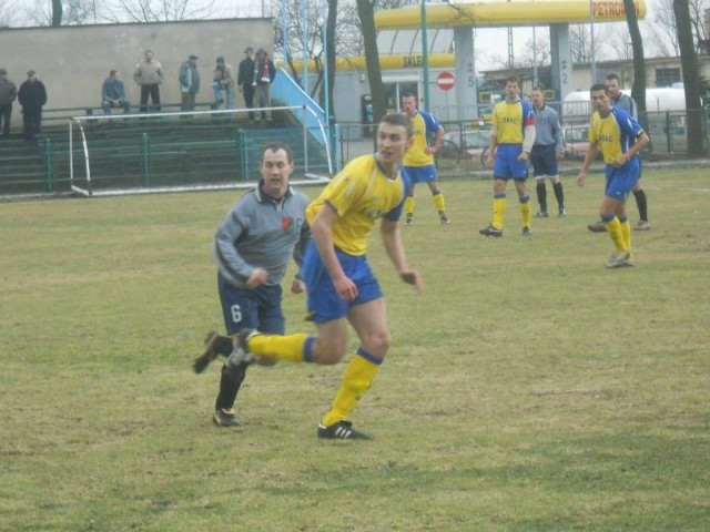 Kujawiak Kowal (na żółto) przegrał w Izbicy Kujawskiej z Kujawianką 0:1.