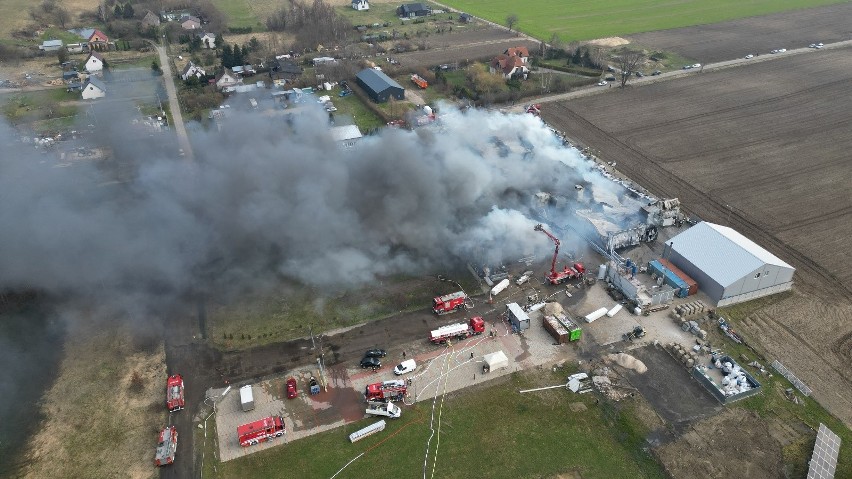 Pożar hal produkcyjnych w Kaninie. Z żywiołem walczyły 33 zastępy straży pożarnej