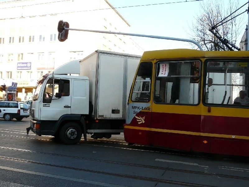 Wypadek na ul. Piotrkowskiej. Tramwaj zderzył się z ciężarówką