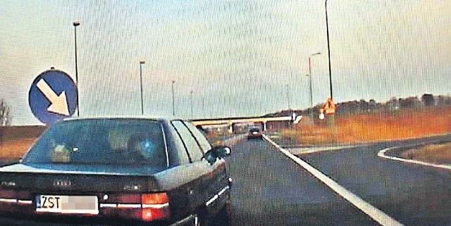Kadr z filmiku nagranego 30 marca przez kamerkę w aucie naszego Czytelnika. Niewiele brakowało, a audi rozjechałoby znak drogowy lub uderzyło w wyprzedzany samochód.