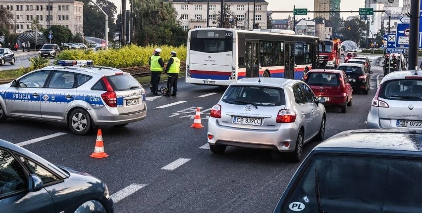 Do zdarzenia doszło około godziny 7 przy dojeździe do ronda...