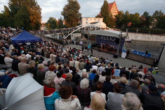 Rzeka Muzyki to popularny cykl koncertów w amfiteatrze przy Operze Nova.