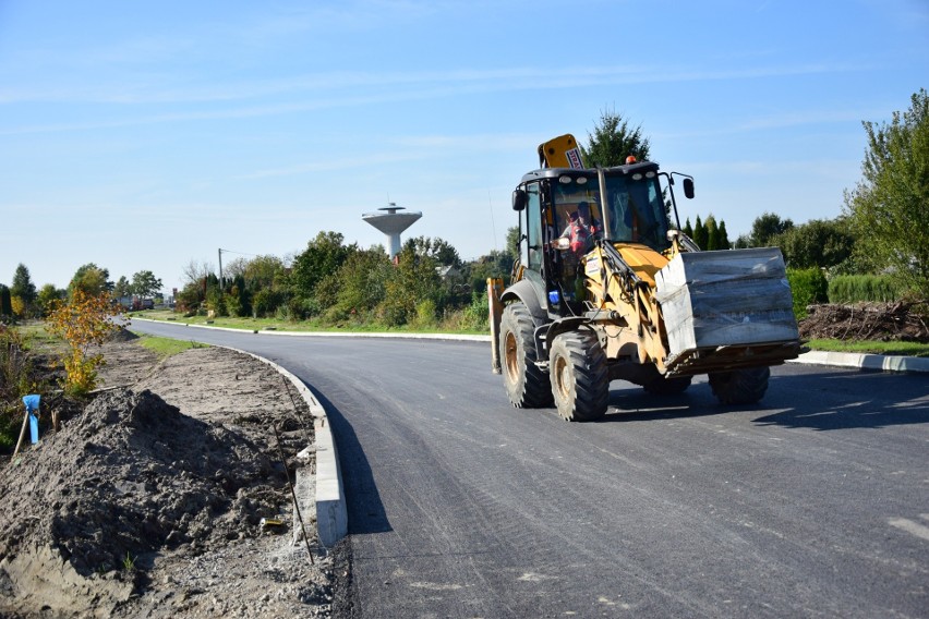 Budowa obwodnicy Tarnobrzega postępuje. Na odcinkach nowej drogi kładziona jest nawierzchnia [ZDJĘCIA]