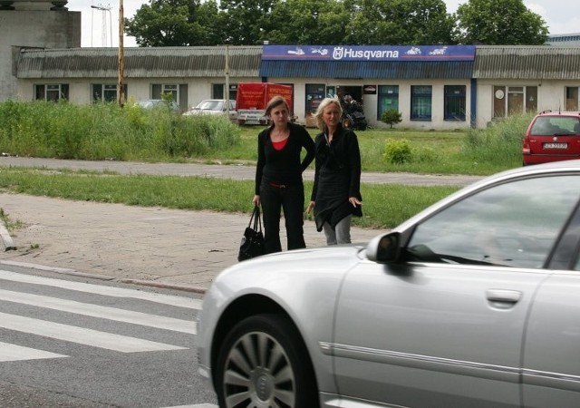 Nasze Czytelniczki pokazały fotoreporterowi &#8222;Głosu&#8221; niebezpieczne przejście. Tu rzeczywiście potrzebna jest sygnalizacja.