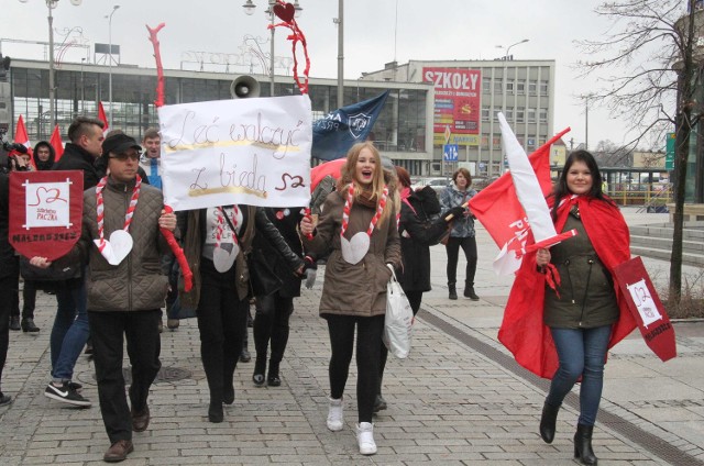 Około stu wolontariuszy z całego regionu świętokrzyskiego przeszło w sobotę przez ulicę Sienkiewicza, rozpoczynając akcję Szlachetna Paczka i zachęcając do udziału w niej.