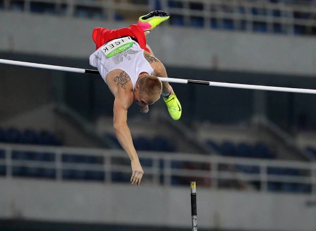 Piotr Lisek podczas olimpijskiego konkursu w Rio de Janeiro.