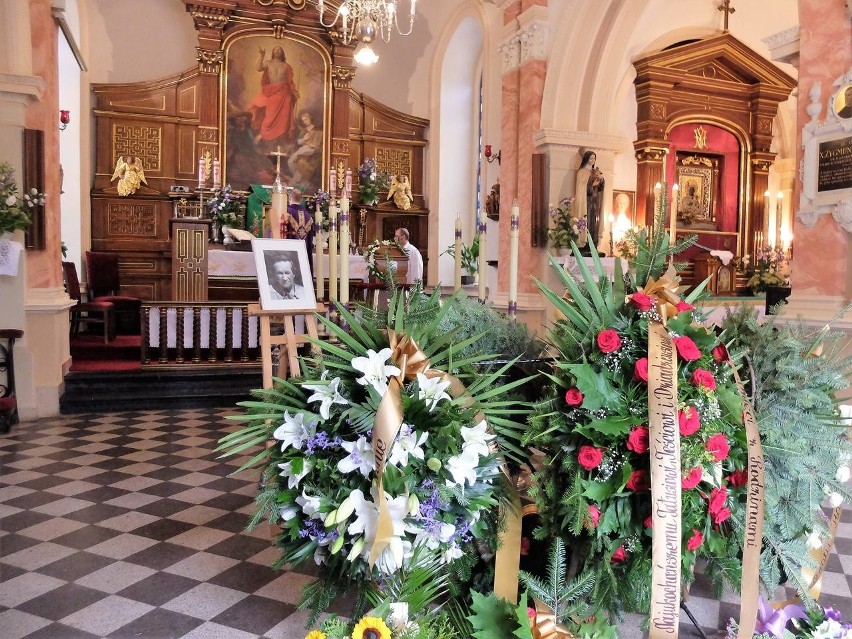 Kraków. Na cmentarzu Rakowickim odbył się pogrzeb Macieja Koniecznego, właściciela jadłodajni „U Stasi” [ZDJĘCIA]