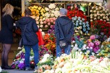 Wzmożony ruch przy lubelskich nekropoliach. Zapełnione parkingi i kolejki po kwiaty. Zobacz zdjęcia sprzed cmentarza na Majdanku